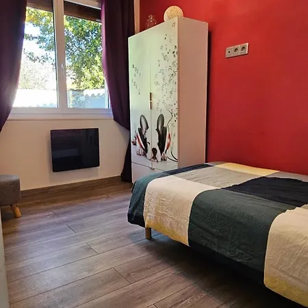 2 Centre Apartment *